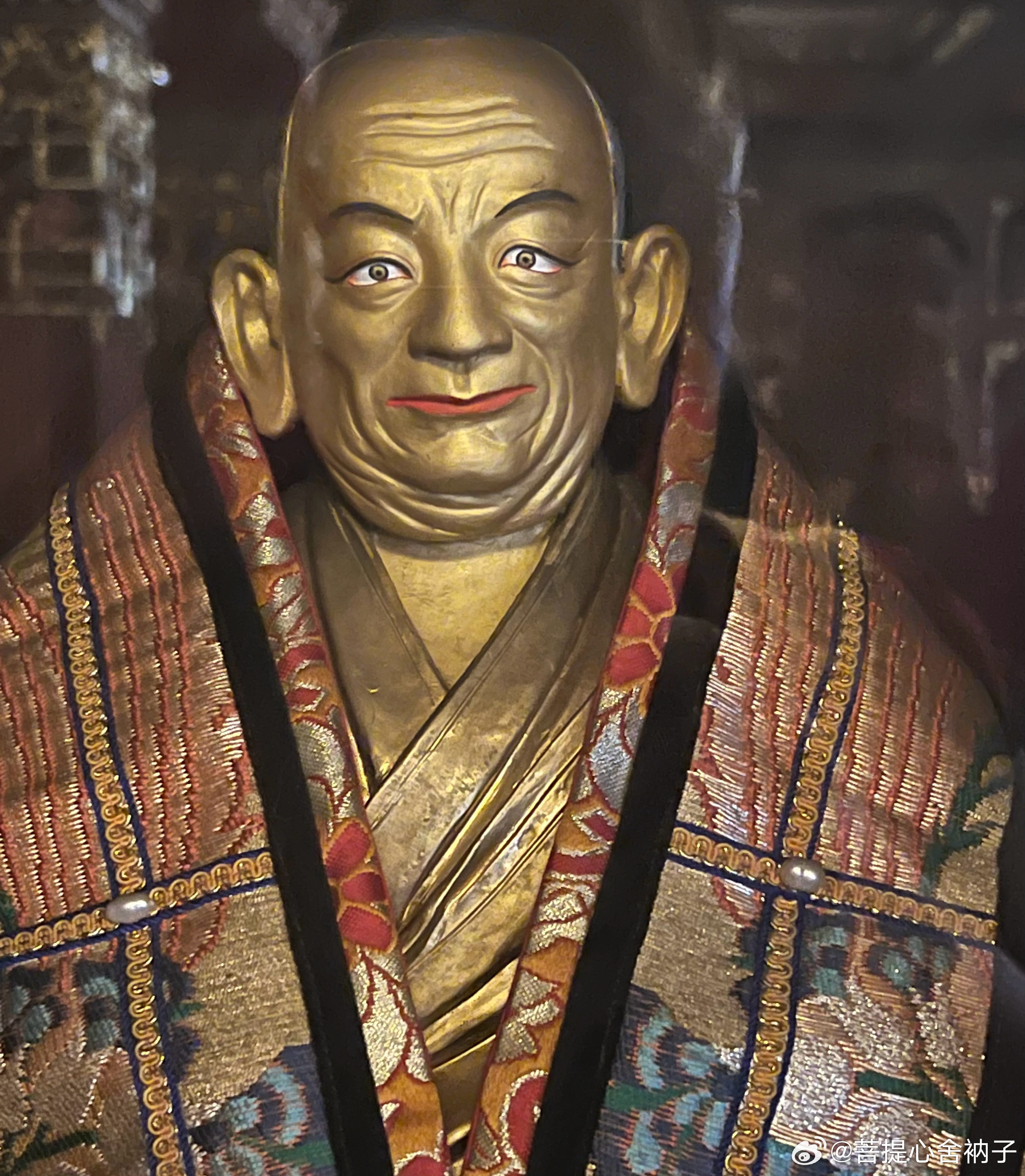 文殊的智慧之剑，斩的从来不是别人，是你心里那根“必须怎样”的绳子。它不伤人，只松