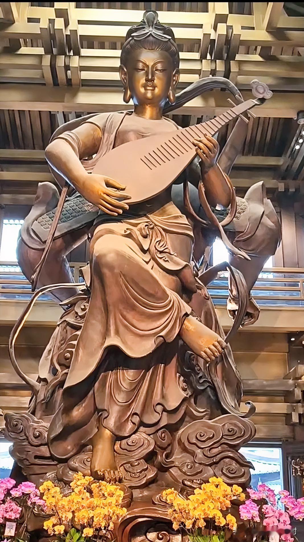 香积寺这尊抱琵琶的仙像，很多游客认错，真身大有来头
 
逛杭州香积寺，不少人初见