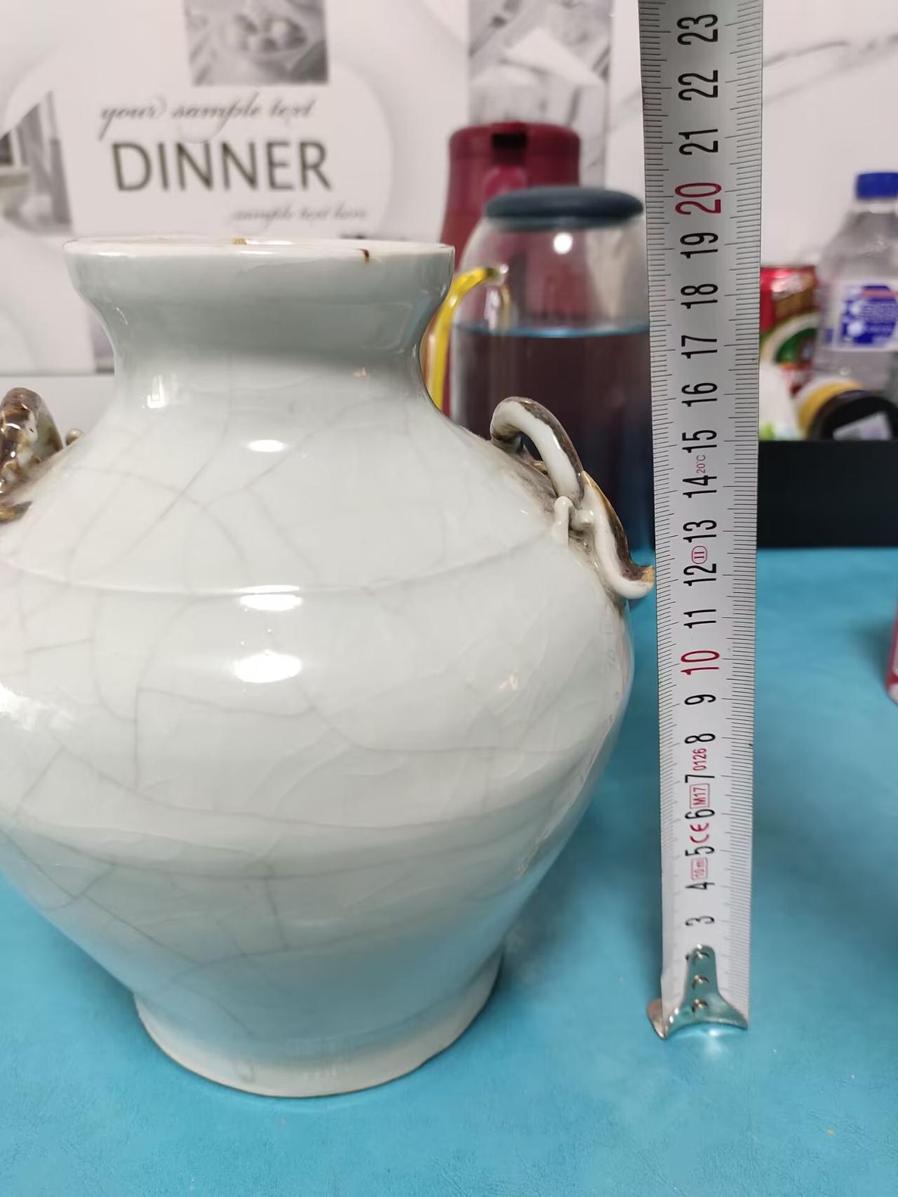 清中晚期仿哥釉双螭耳尊 简评
 
本品通高19cm，口径8cm，最大腹径17cm