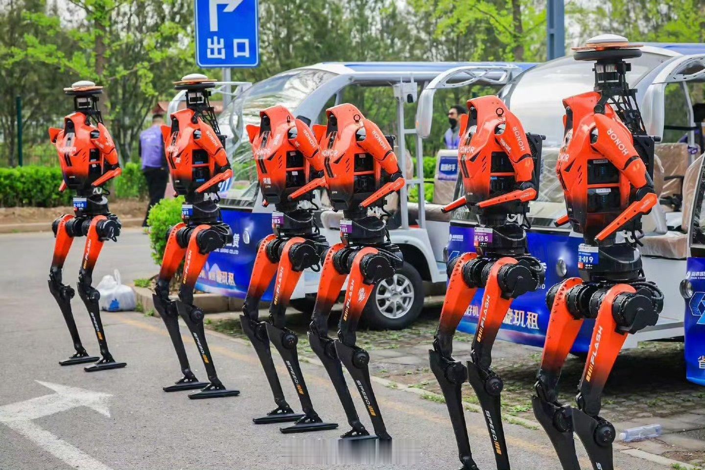 机器人半马冠军出自做手机的荣耀北京亦庄人机同场马拉松太震撼了！100+人形机器人