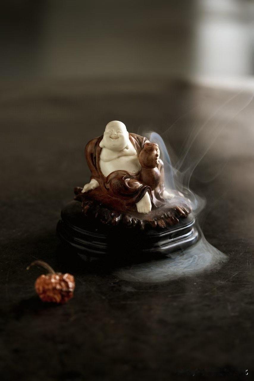 鹿角｜弥勒·香炉

有些笑，不是给人看的，是给自己安住的。

鹿角为骨，温润中带