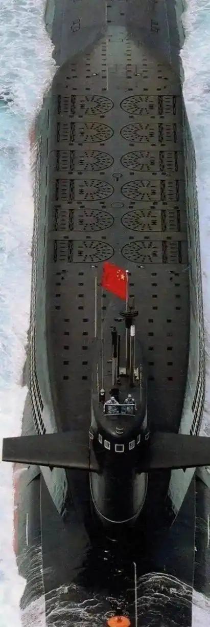 中国094战略核潜艇近距离俯拍图
相当酷！
这是官方发的，不泄密！