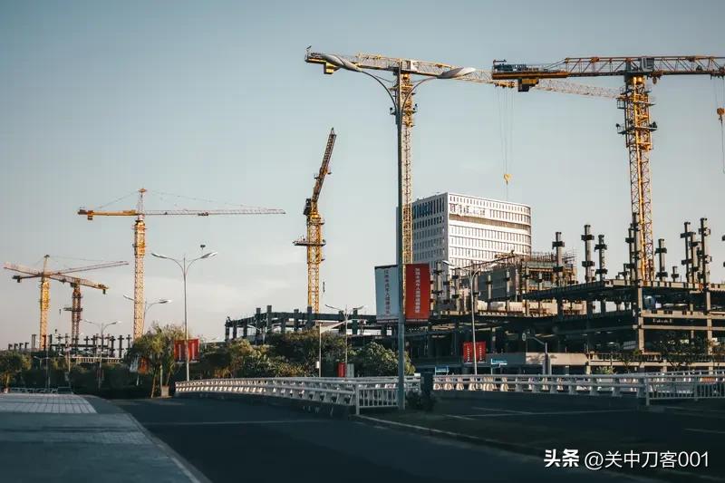 如果没有稳定的网络和持续供电，数据传输卡顿、丢失、延迟，都会直接导致自动驾驶系统