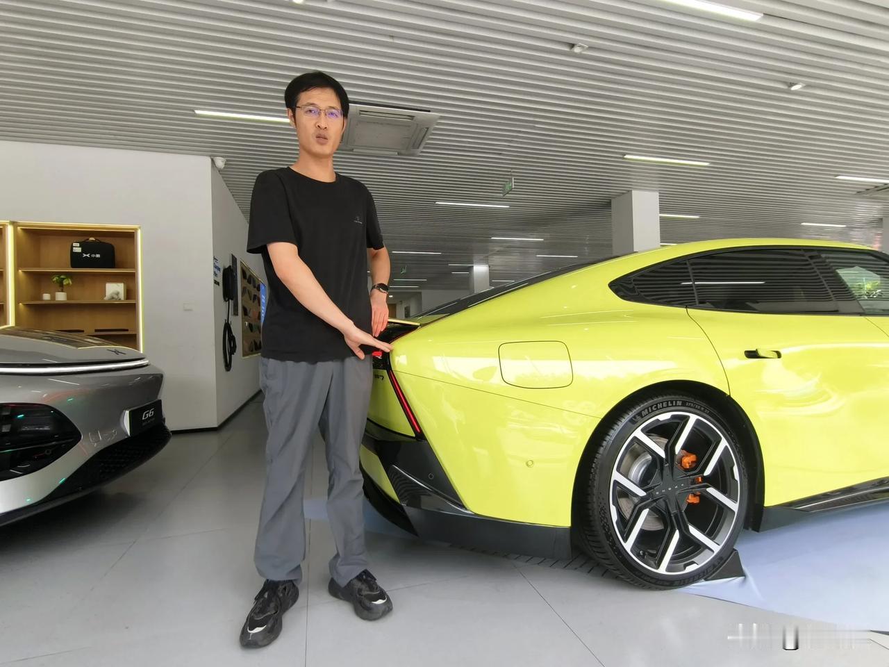 为了证明全新小鹏P7有多低趴，我自告奋勇作为模特进行了实地测试。
分别站在小鹏P