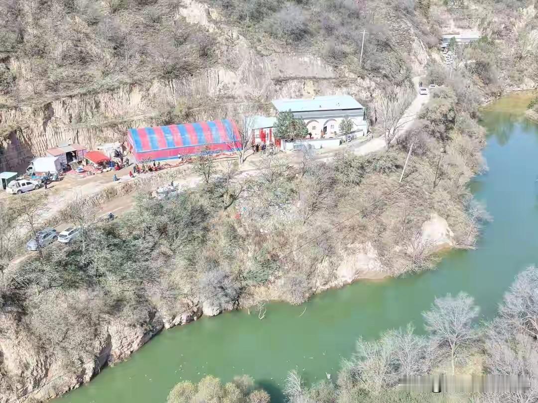 突发，大四男生夜晚坠入路边水坝不幸溺亡，心痛！！

23岁大四男生请假回乡参加朋