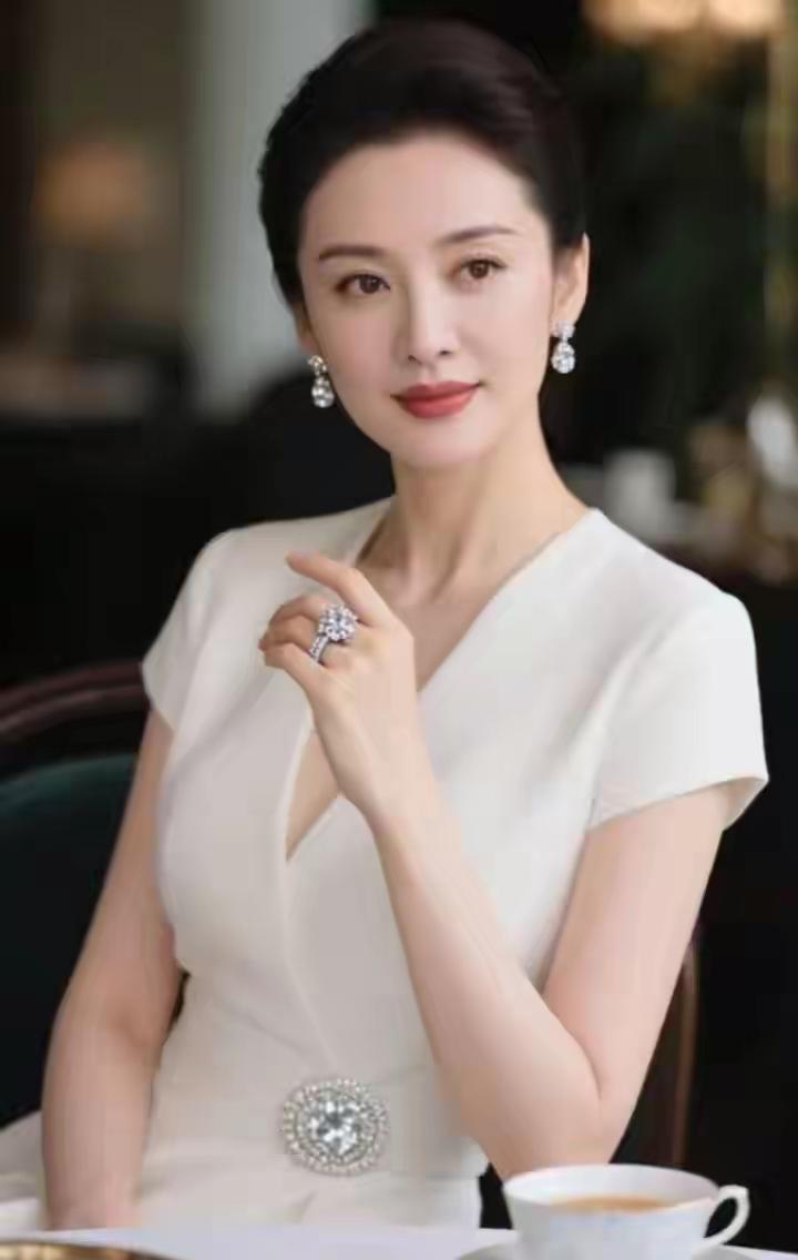 七绝•契阔
 浮沤聚散本随缘，
世相空濛雾里烟。
沧海横波谁共渡，
前世约定把手