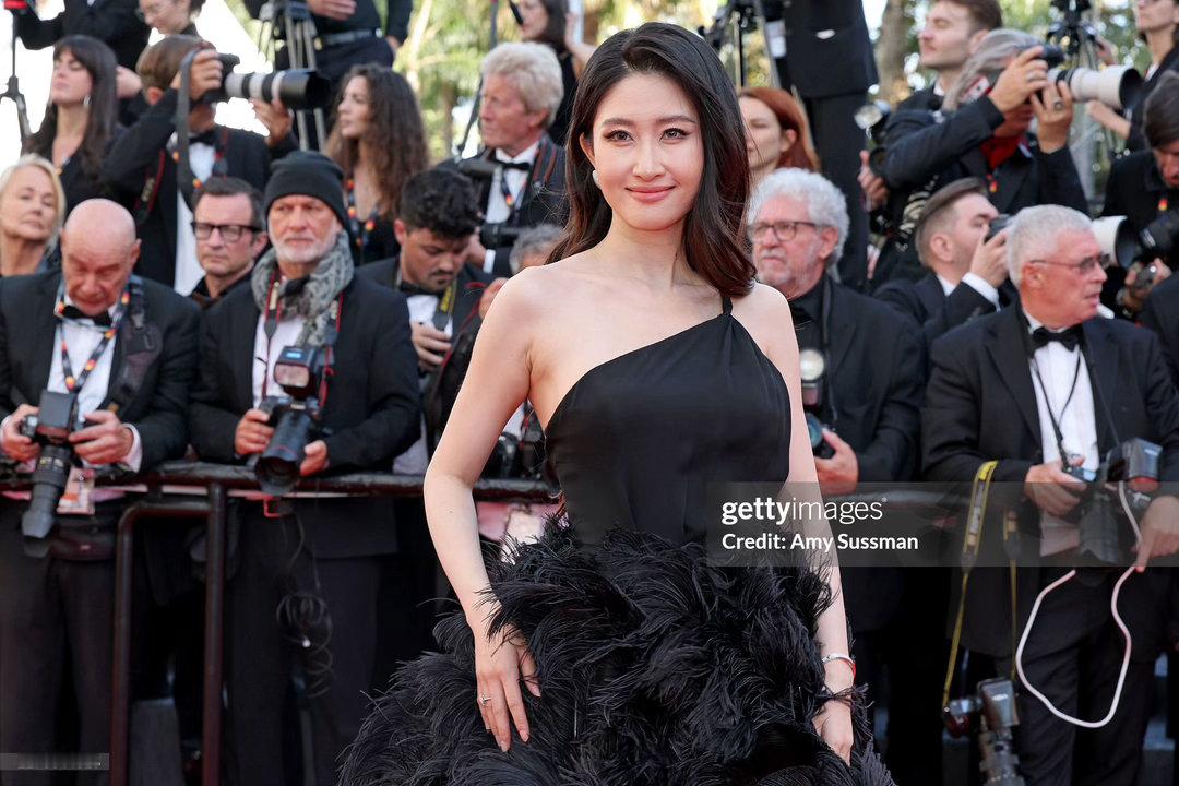 张大碗子戛纳红毯🎬奔赴戛纳浪漫之约，一袭黑裙简约又奢华，自信大方的仪态，尽显东