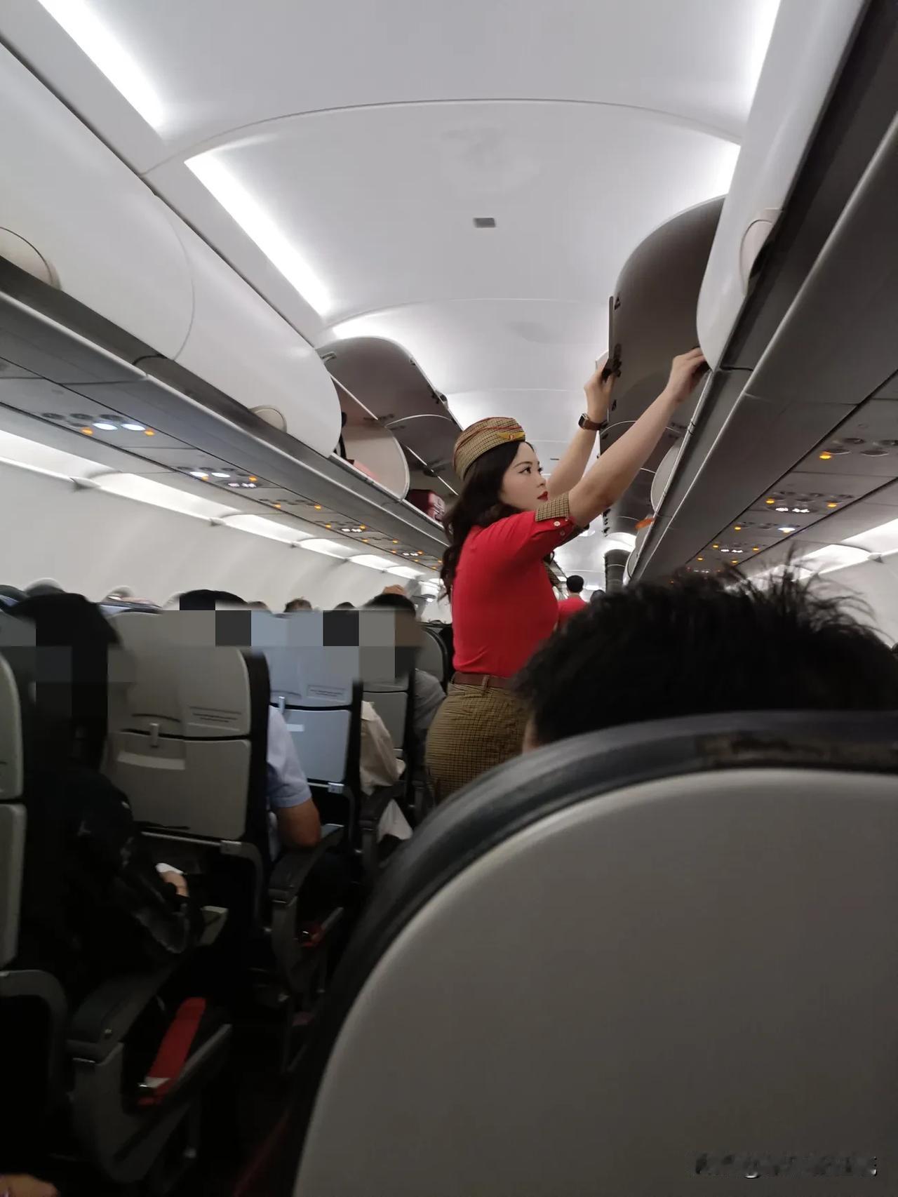 越南航空空姐随拍，气质不一般，也喜欢红色吗越南航空空姐