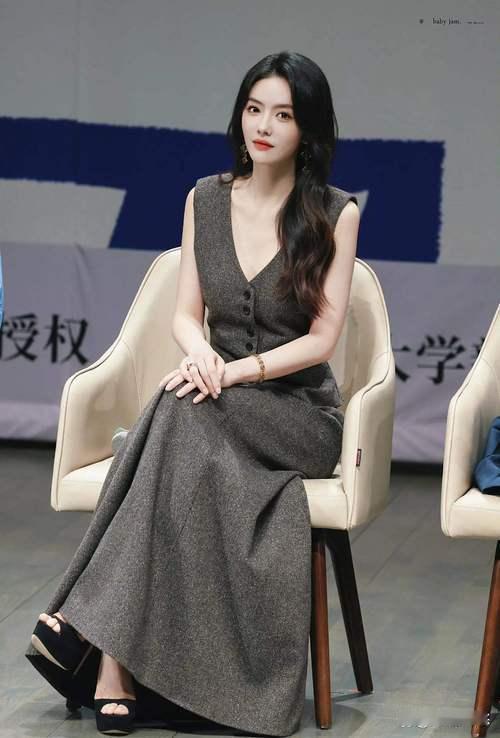 4月24日，演员蔡文静在上海机场遭遇代拍恶性围堵，因拥挤缺氧情绪崩溃落泪的视频引