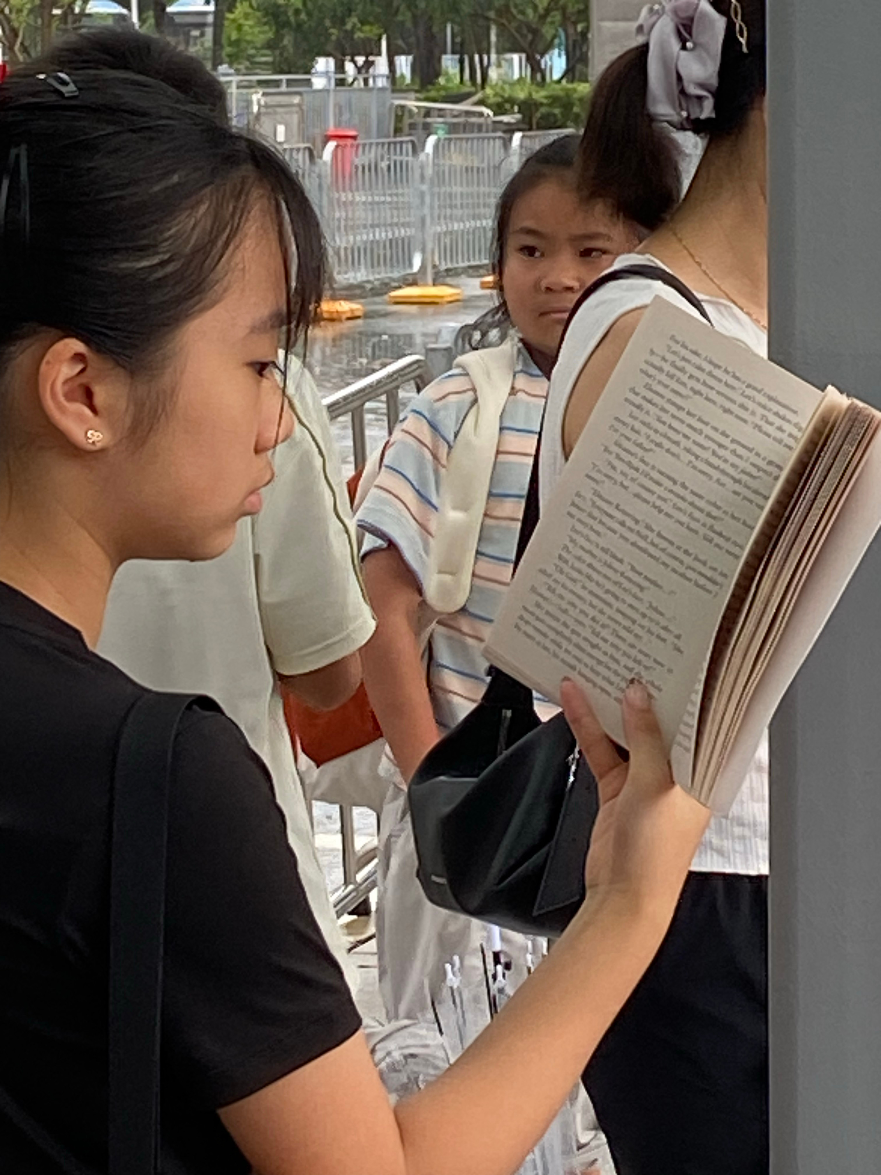 今日出门见闻：1、隔壁座聊完马来西亚船期延期转头开始讨论“拳击冠军把2亿交给老婆