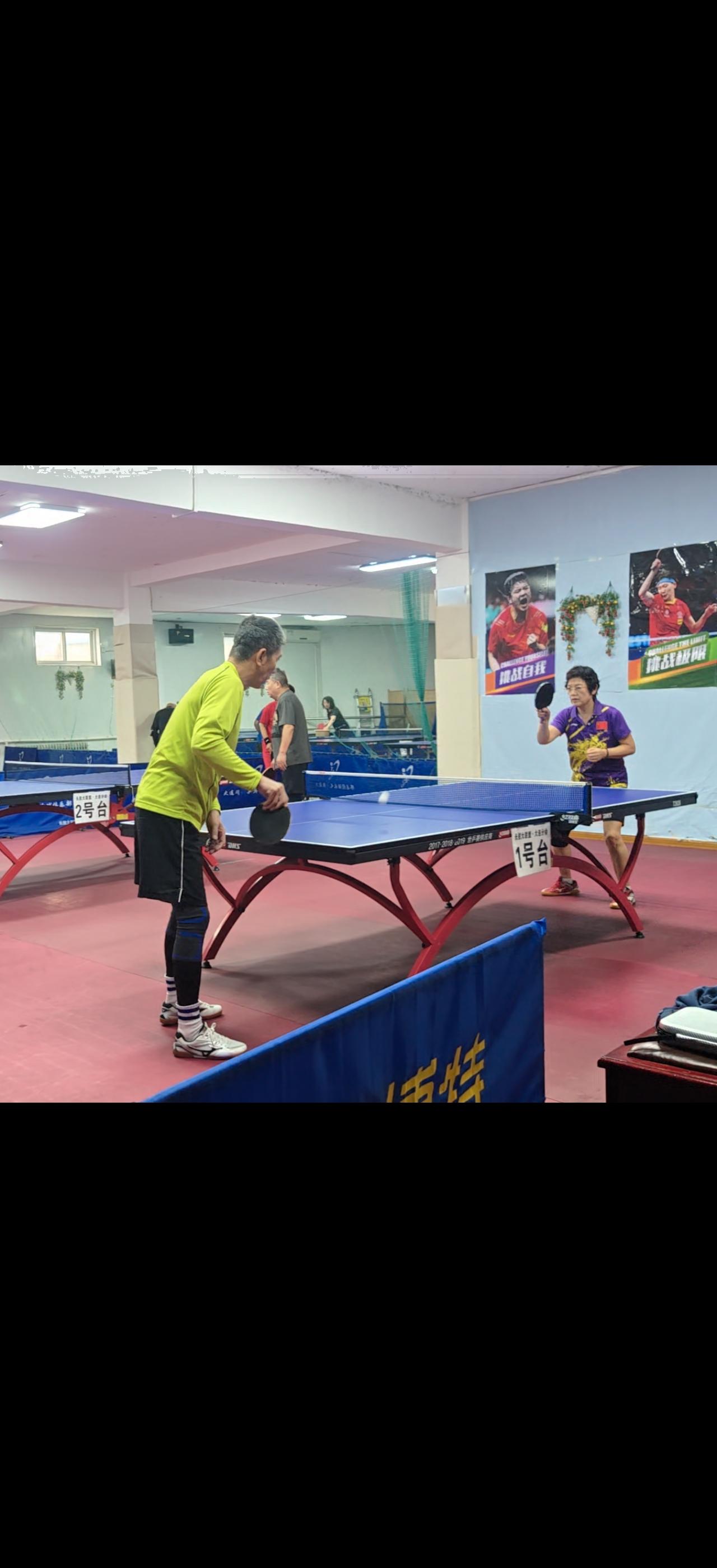 长期以来，我一直坚持每天早上打乒乓球。
若要问为什么选择早上打乒乓球？我的回答是