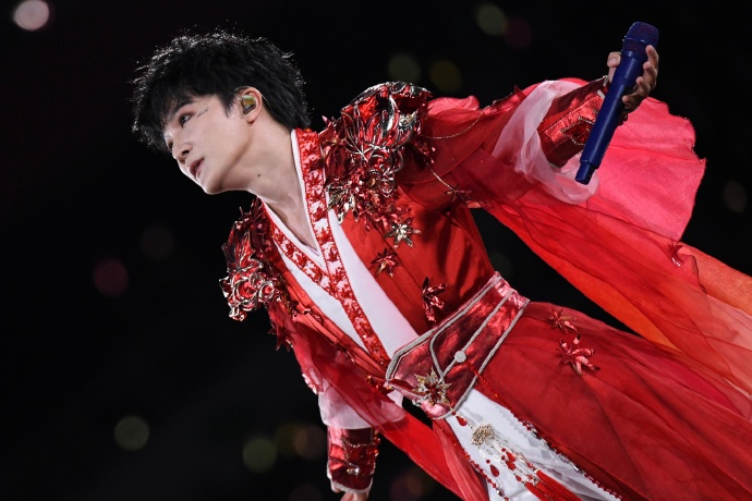 周深歌声点亮济南夏夜 周深第一次来济南开演唱会，限定歌曲《好汉歌》直接点燃奥体中