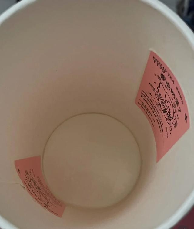[发怒]“太膈应人了！”河北石家庄，一女子购买联名款奶茶，喝完准备洗杯子时，竟在