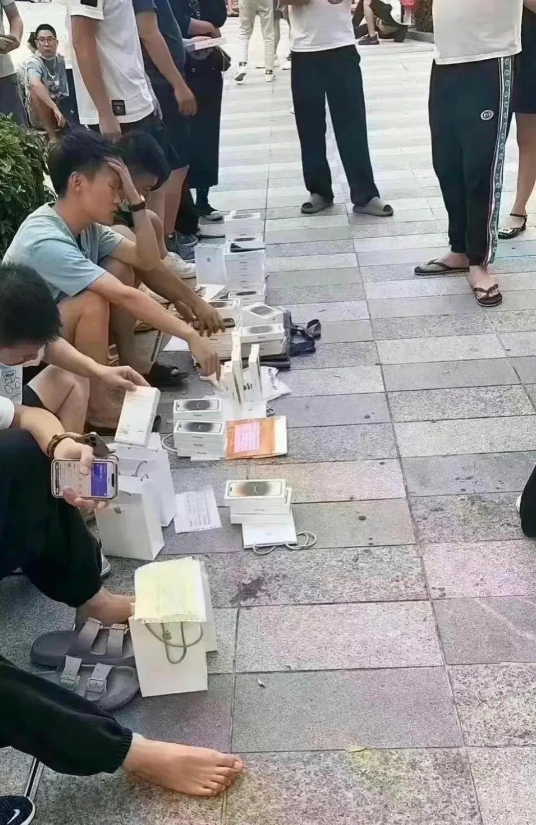 华强北商家称iPhone溢价早不如当年
就看市场上流通的货多还是少，愿意加价买的