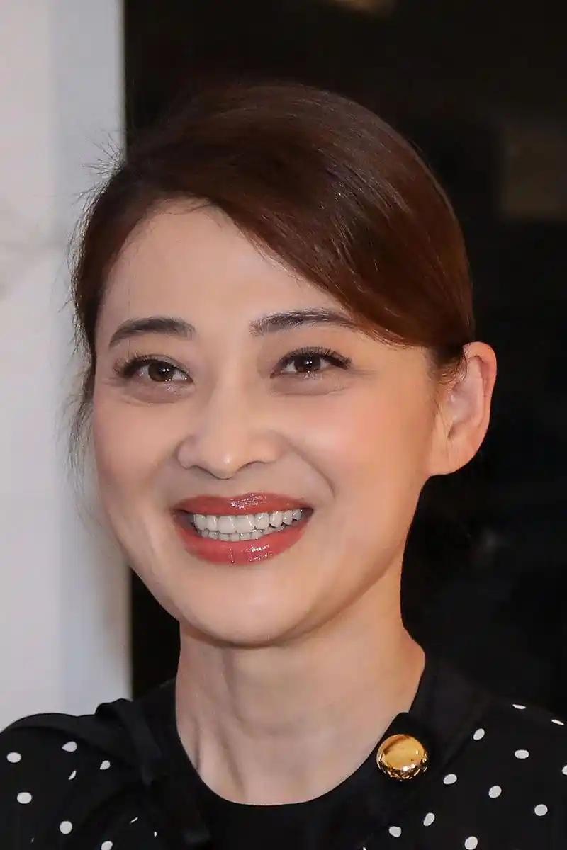 我最搞不懂的人，就是梅婷了。

明明已经 50 岁，从来不跟风做医美，也不会刻意