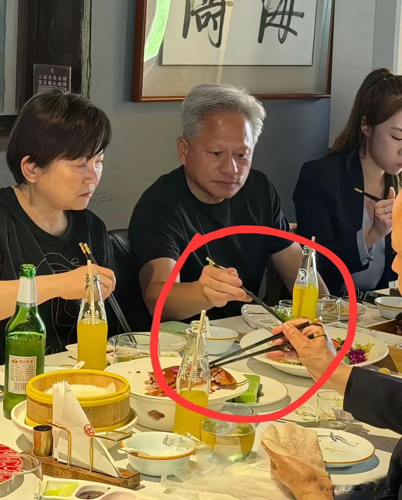 黄仁勋这回在北京可是吃美了。先在南锣鼓巷站着喝了杯蜜雪冰城，转头又钻进什刹海边的