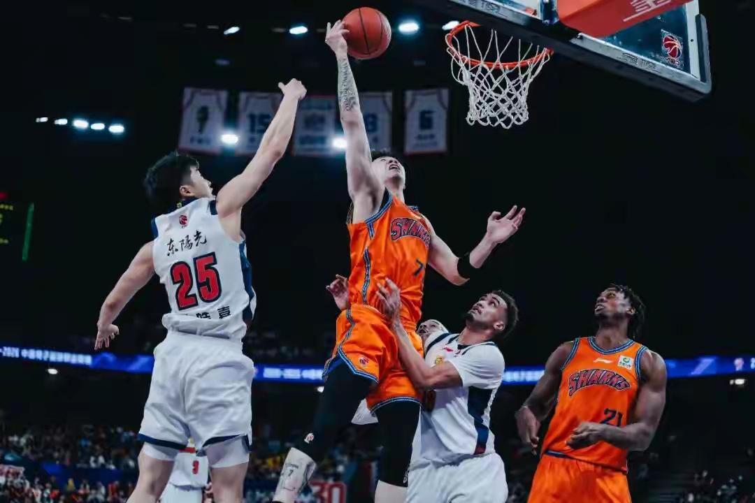 上海男篮能抓住夺冠机会吗
          从目前形势来看，上海男篮冲击常规赛