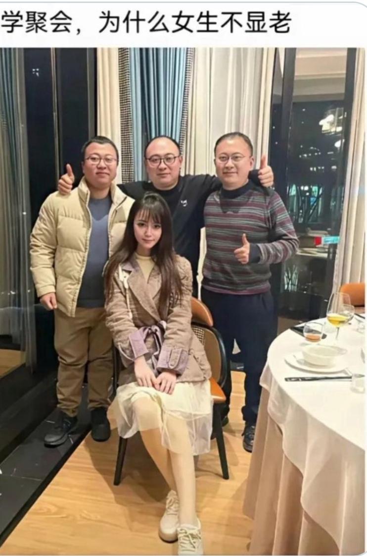 后面三个男的，全是中年男人的“标配三件套”：秃了的头顶、圆滚滚的肚子、被生活压垮