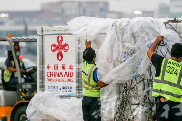 菲律宾遭灾，想找中国。当地时间9日，菲律宾承认，目前极端天气已经导致该国超38万