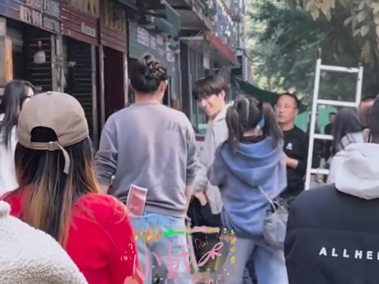 白鹿探班王星越新剧 哇塞，小伙伴又聚会了哇～白鹿探班了王星越新剧，俩人一前一后的