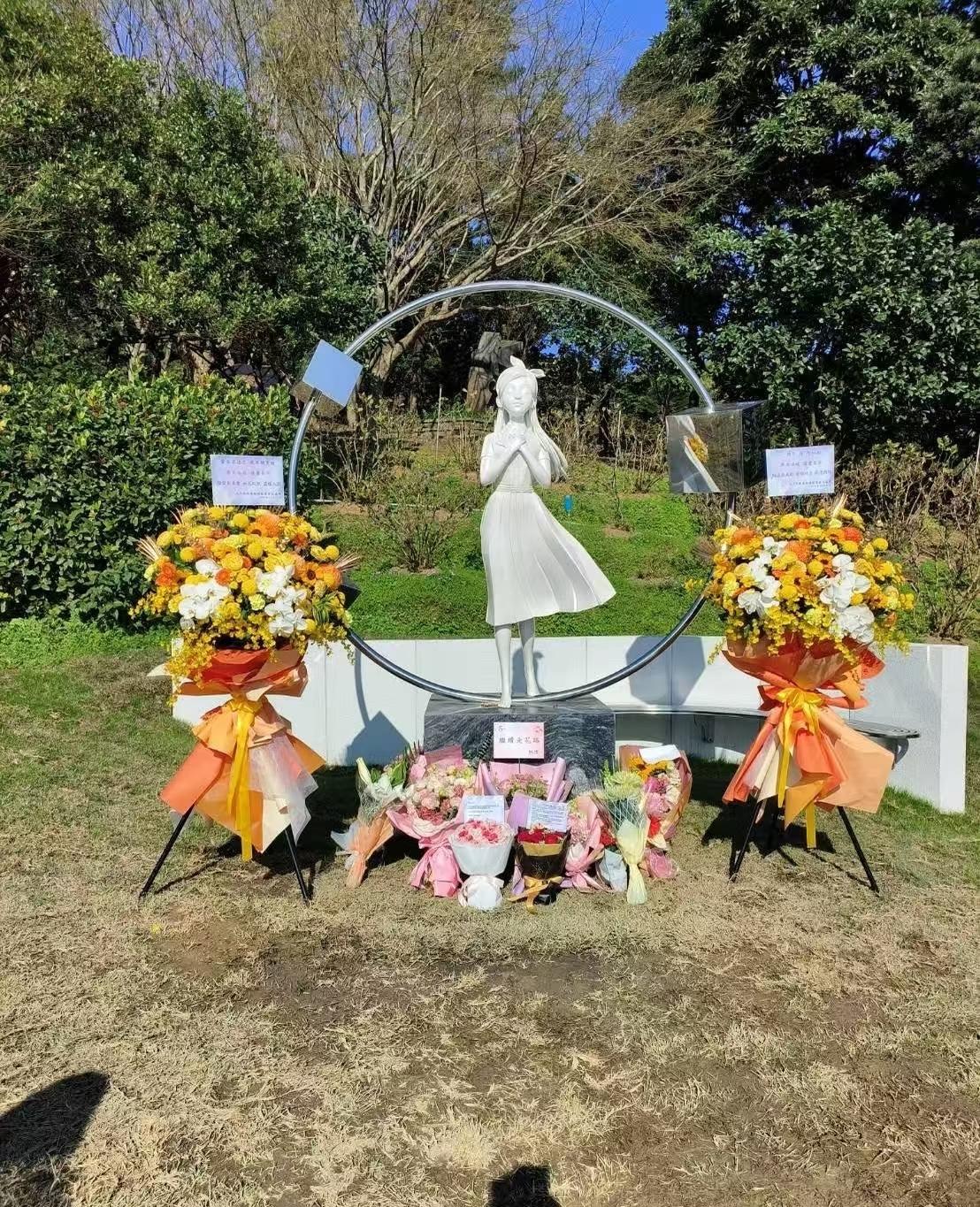 微博有个红V博主，一大半内容都是黑大s一家的内容，很多都是造谣惑众。

比如他发