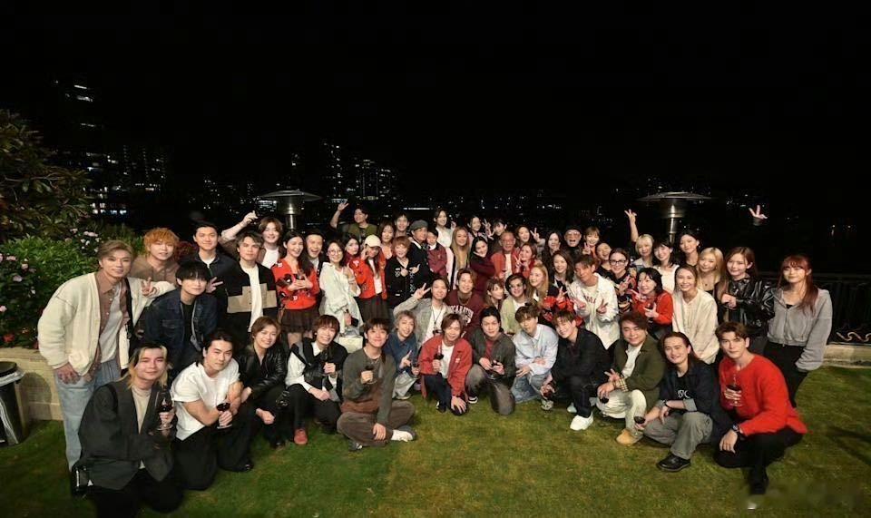 想不到快60张嘴一起唱有多嗨 已经开始疯狂期待这个名场面，近60位艺人同台合唱，