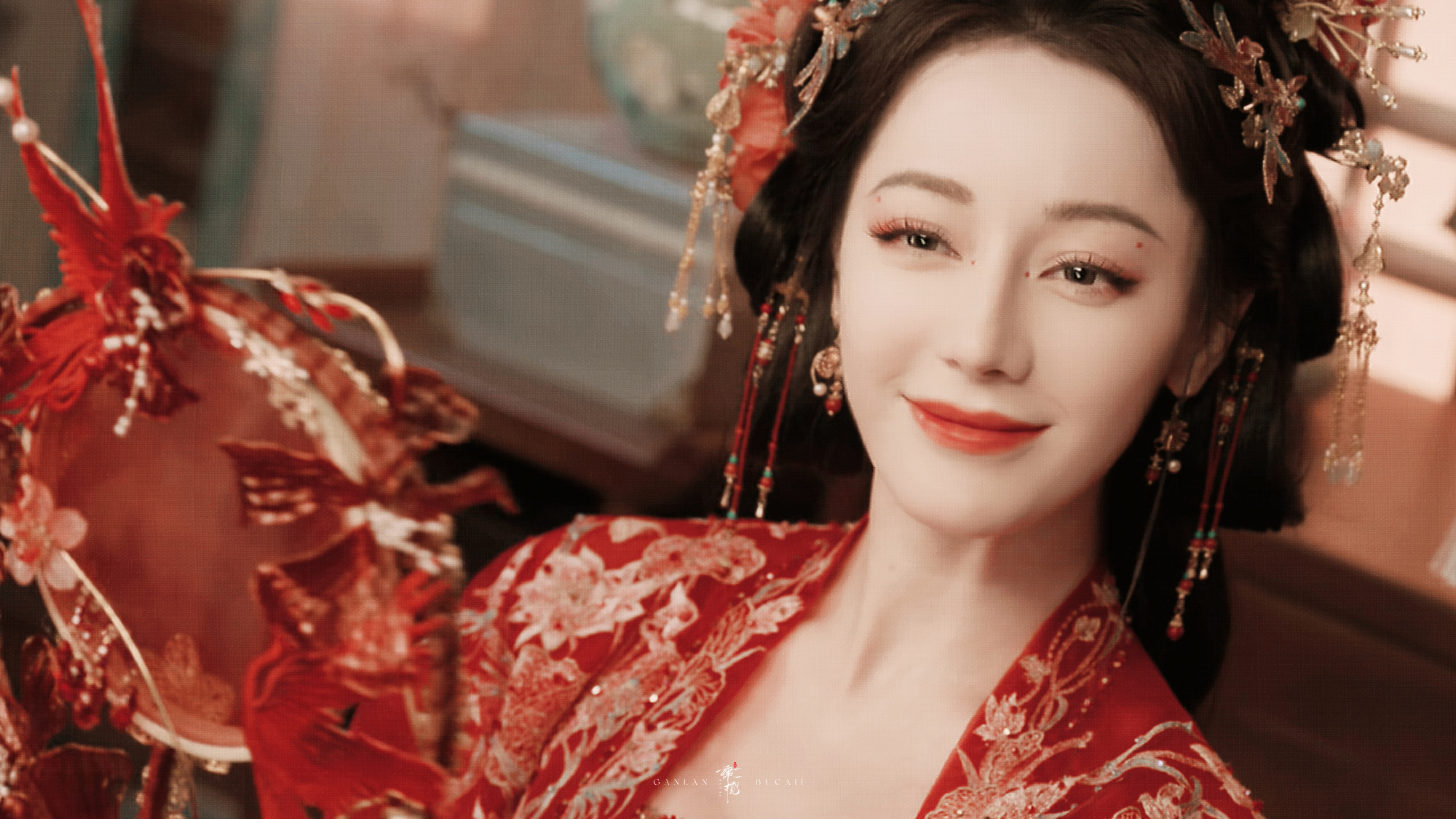 迪丽热巴花魁造型 最动人之处，是眉眼间的韵味——红黑撞色眼妆勾勒出深邃轮廓，裸色