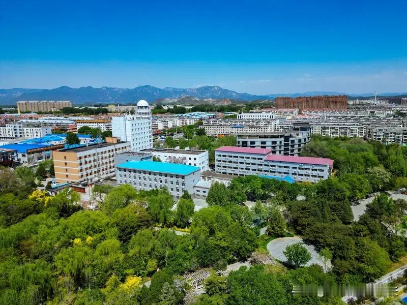 密云康居小区对应学校为，中学是北京育英学校密云分校，距离小区约2公里！小学为密云