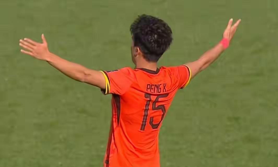 赢了澳大利亚，中国队基本闯进了淘汰赛，这无疑是中国足球又一新的突破。
安东尼奥似