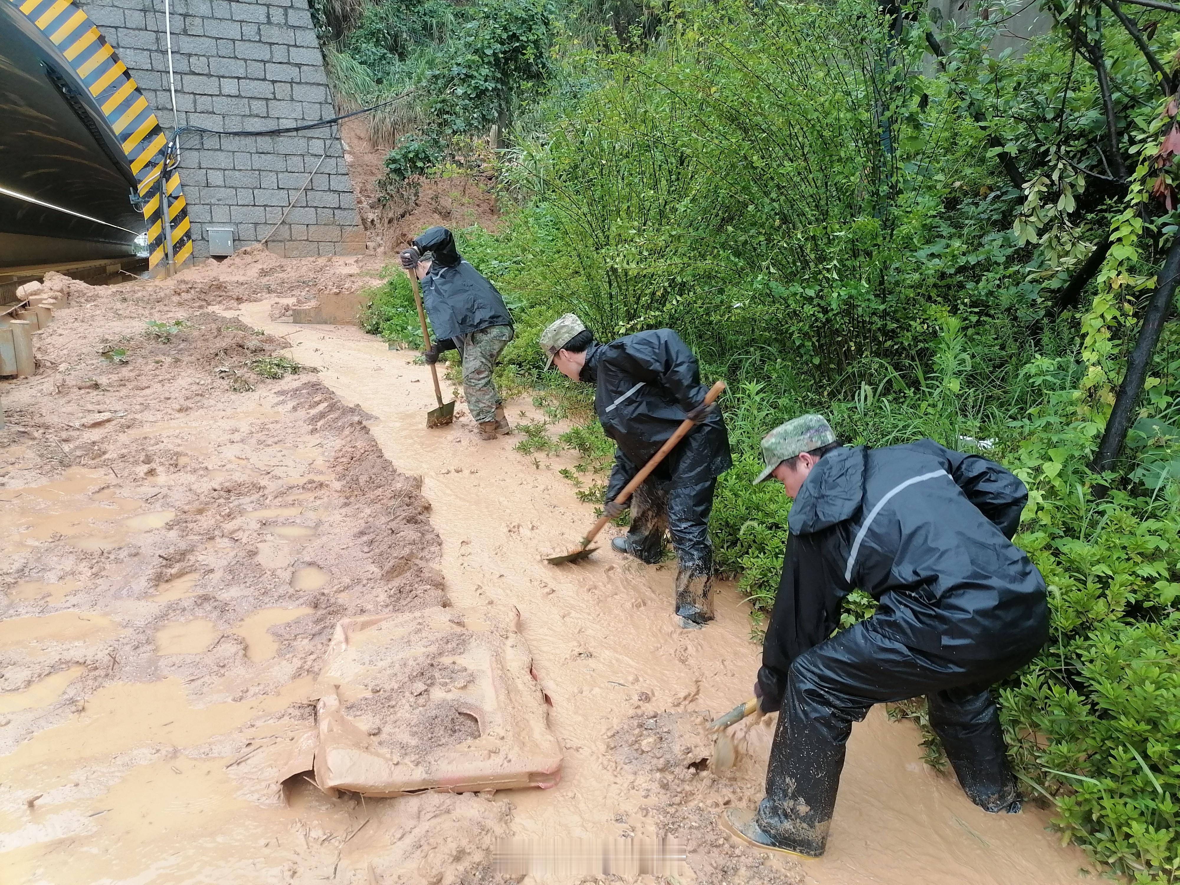 【大暴雨来袭民兵紧急转移被困群众】近日，浙江省玉环市普降大暴雨，城区多处低洼地带