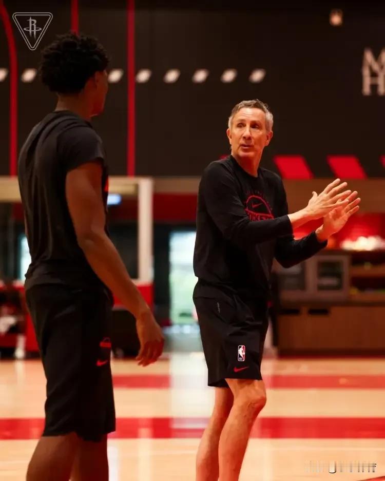 多名篮球专家看好阿门-汤普森可以练出投射
近日，NBA多名篮球专家表示，看好阿门