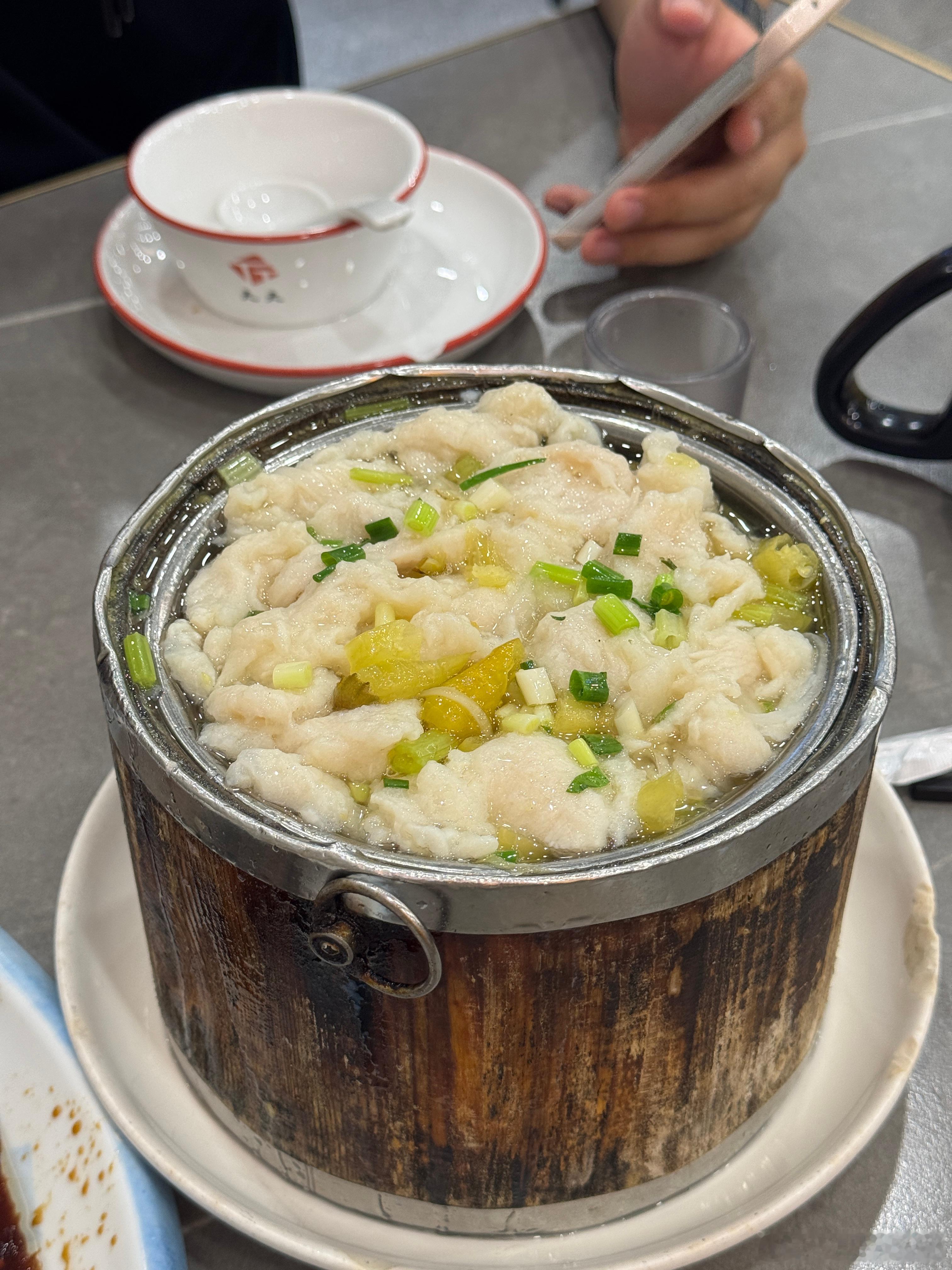 逛了一天装修脚废了 犒劳自己一顿好吃的！！这鸡肉真的好嫩！好巴适！临海