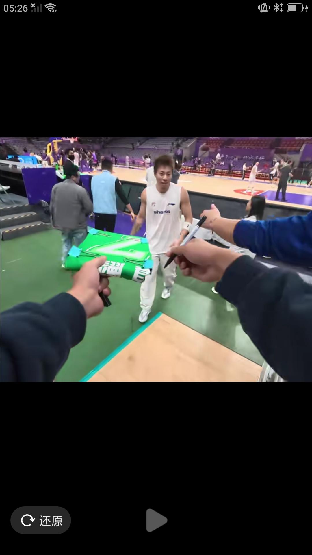 昨晚上海久事客场挑战北控男篮，张镇麟首发出战37分04秒，投篮17中8，命中率4