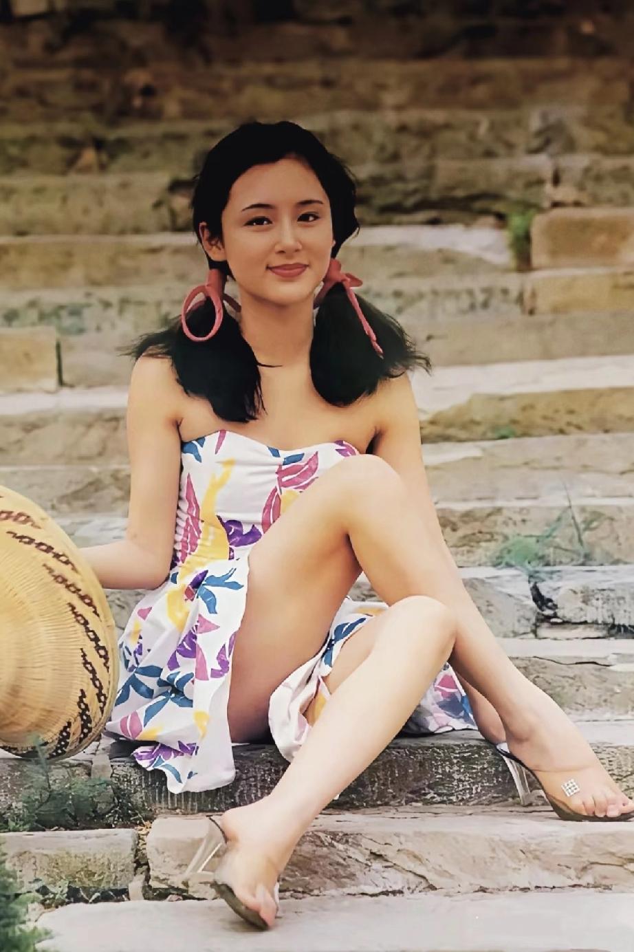 穿着清凉的陈红，精致的五官里透着傲娇和自信，她对自己的长相很满意。
那时的她脸蛋