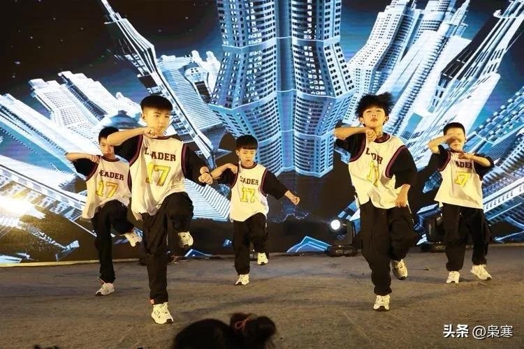 13岁中国小孩哥夺得世界街舞冠军13岁重庆小孩哥，世界街舞冠军！🔥巴黎的夜空下