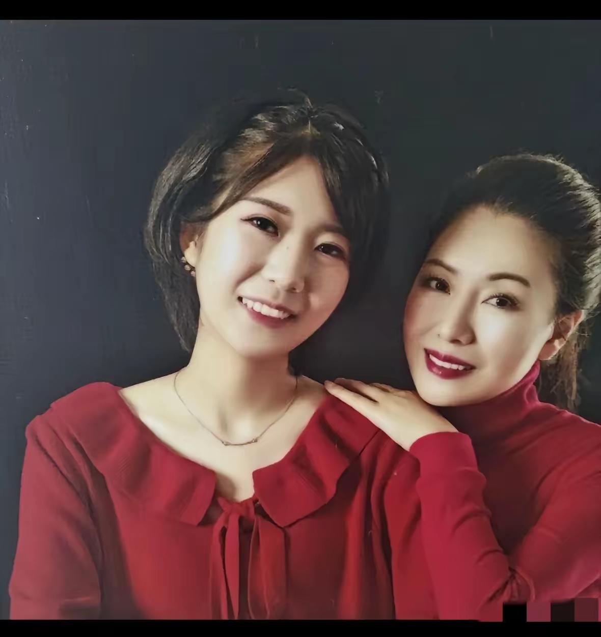 紫雅开门时，保安己经到了，
那么问题来了，凶手是个个子不高的35岁女性，65岁的