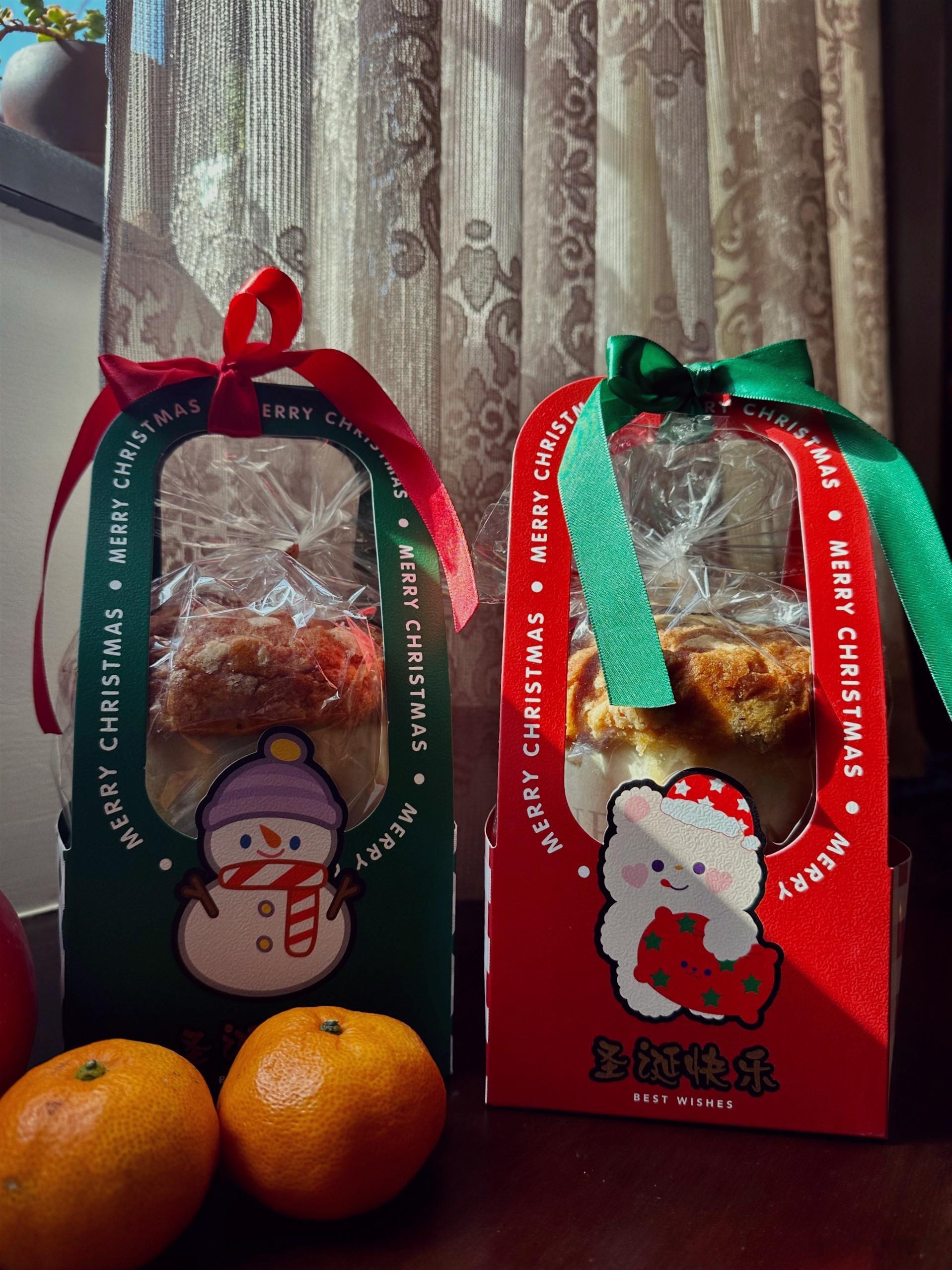 西餐厅门口挂起了圣诞灯。早餐可以吃潘纳托尼了。早安。 ​​​