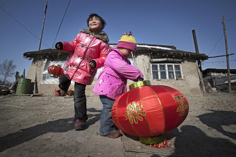 100年前的春节，既有传承千年的古老年俗，也悄然萌发着新生机。

晚清到民国初年
