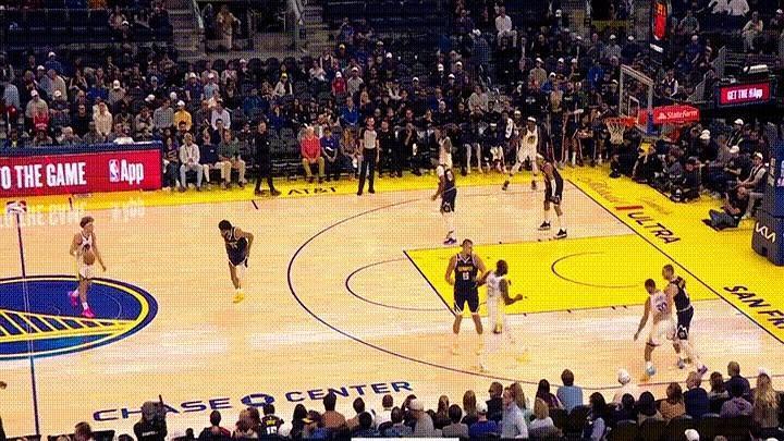 勇士超级巨星库里的无球跑位真是绝了！
这无球状态下的威胁，真是把对手的防线搅得天