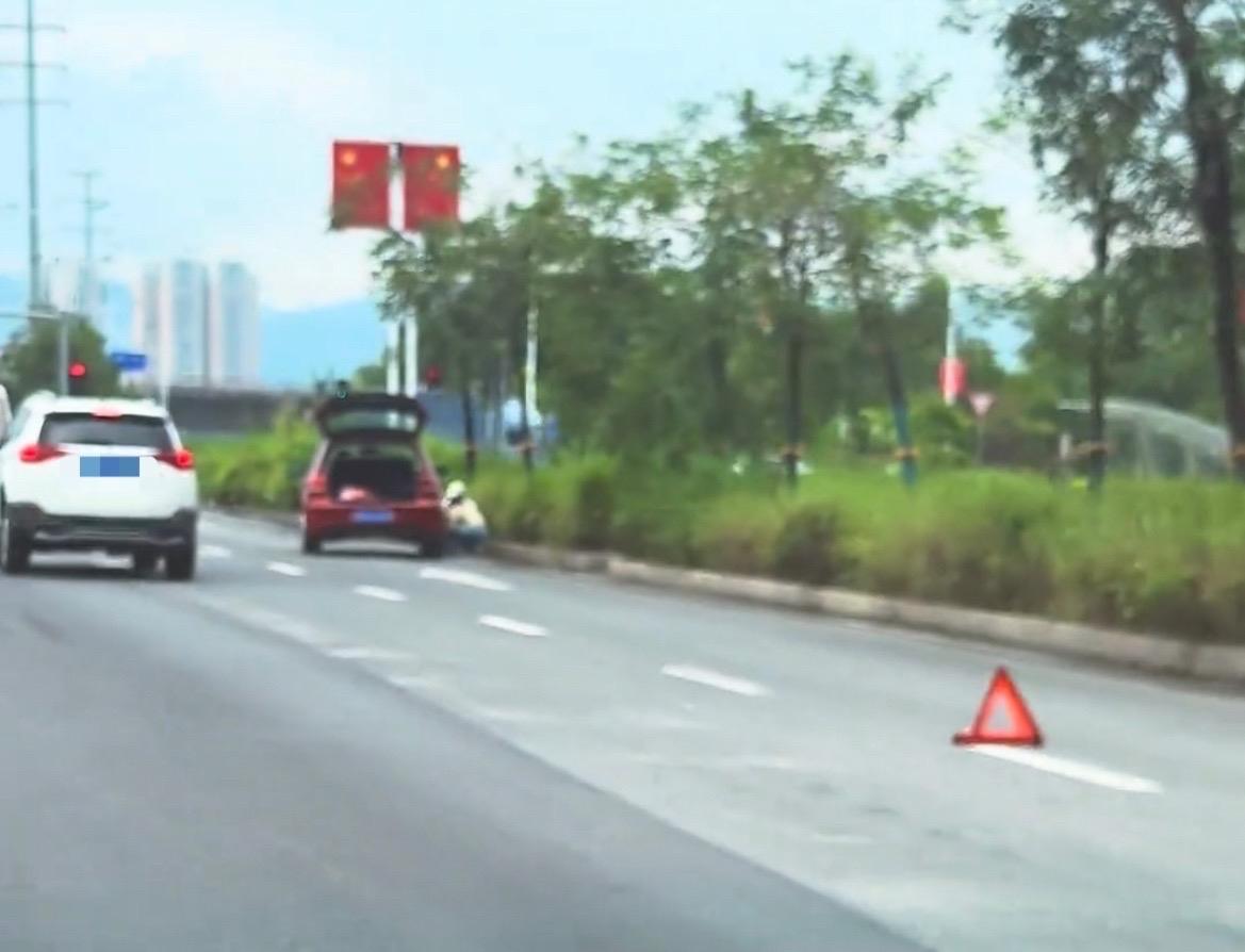 【玉林教育东路北站路段有路坑汽车中招】

6月26日，网友爆料称：玉林市教育东路