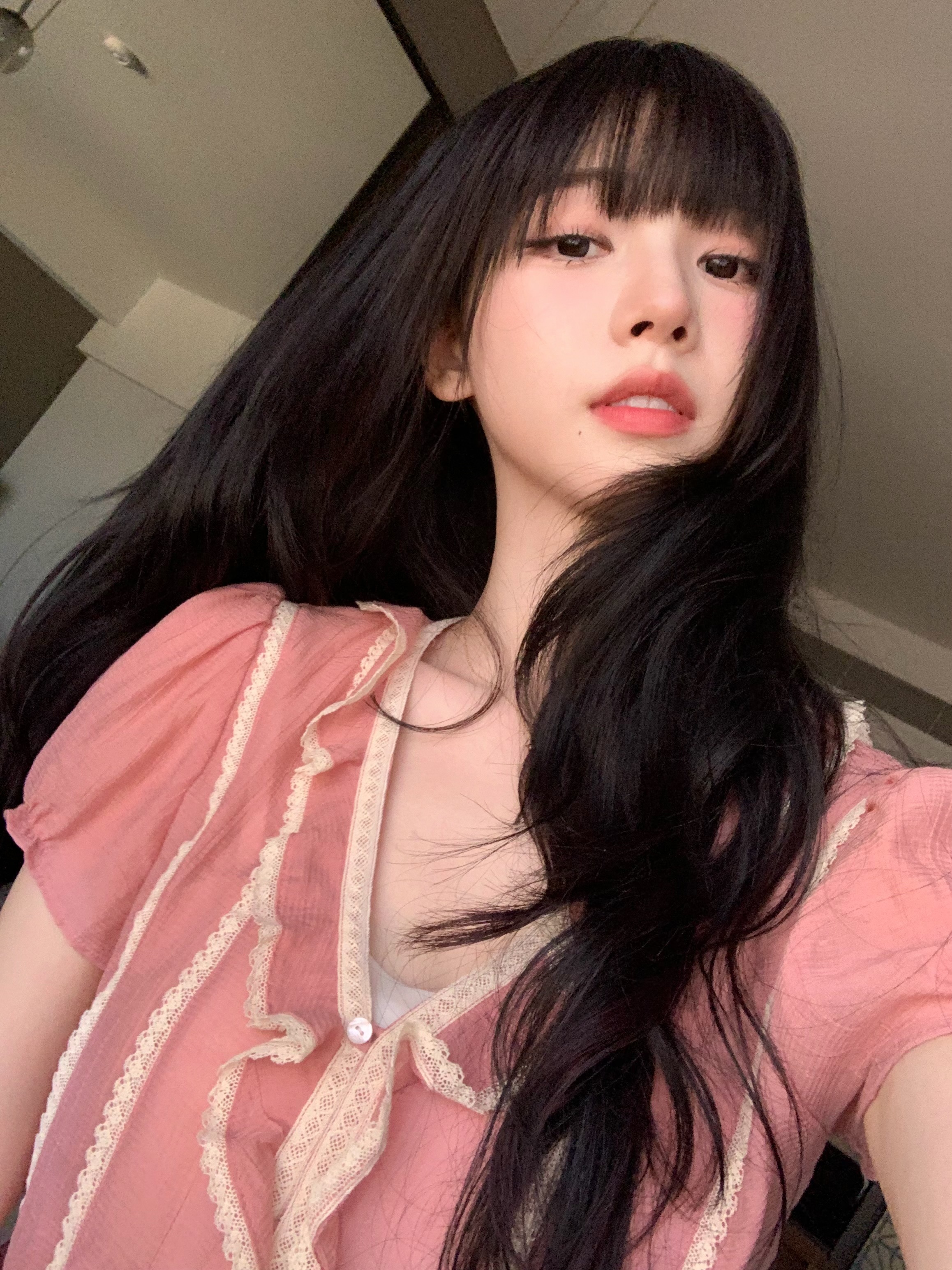 这么粉嫩的妆造依旧攻气十足吧 