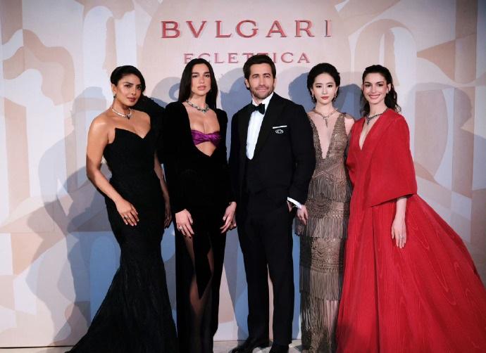 最近刘亦菲和安妮海瑟薇一起出席时尚活动，两位美女搭配的都很漂亮，站在一起比美越比