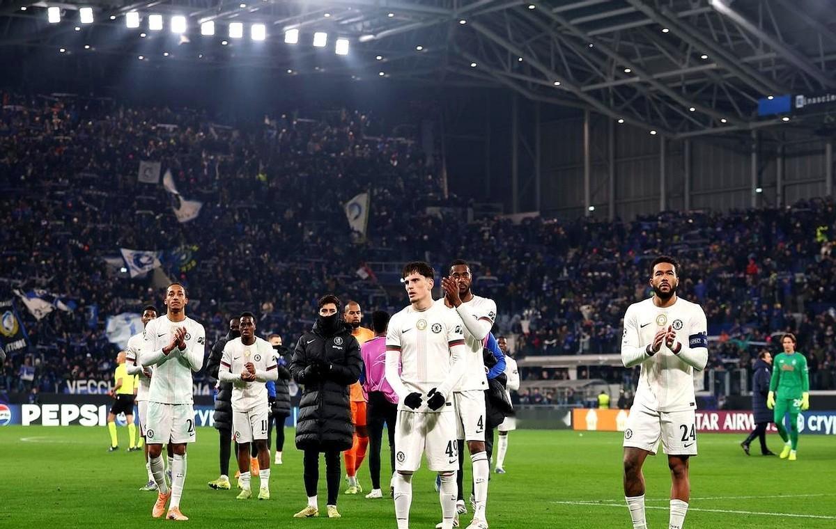 突然崩溃的队伍根本不是技术问题  
是球队大脑集体进入待机状态  
三天封闭训练