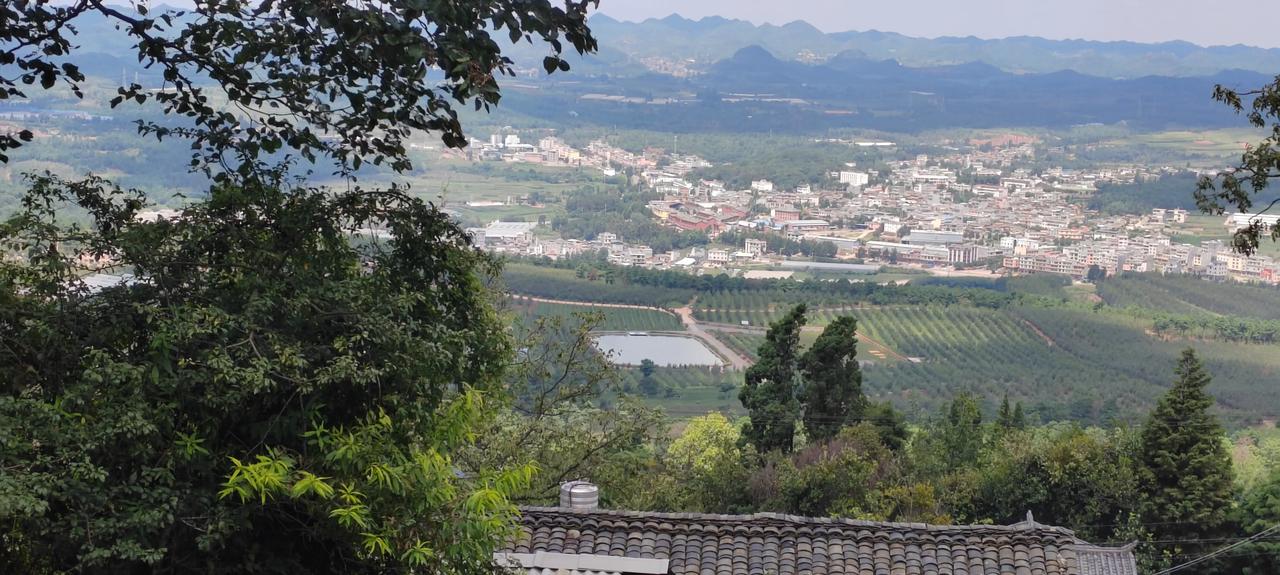 旅居的人应该是入乡随俗，而不是入乡改俗，以主人翁自居，那么主人会怎么想？