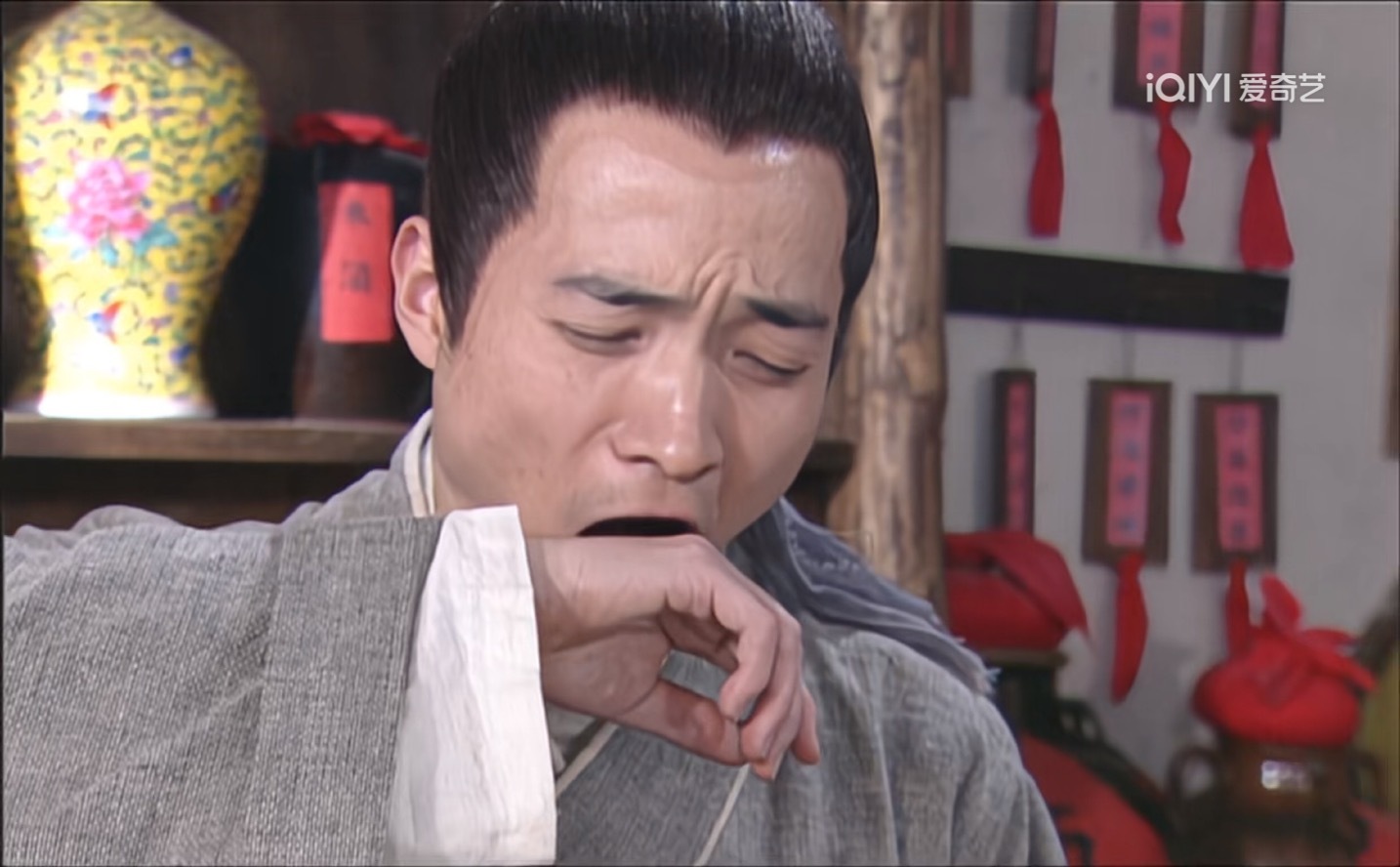 《我为湘玉存大钱》第83集秀才一直在苦恼，因为他不知道小郭喜欢不喜欢自己，大嘴告