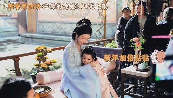 主母我也是你的宝宝呀每张图里都有两个人很萌呢虞书欣主母与娃就这样萌混过关