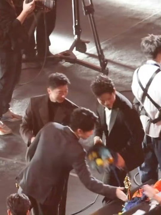 王楚钦和马龙樊振东击掌道别  三人都穿着西服，但一击掌还是赛场上的感觉，王楚钦和