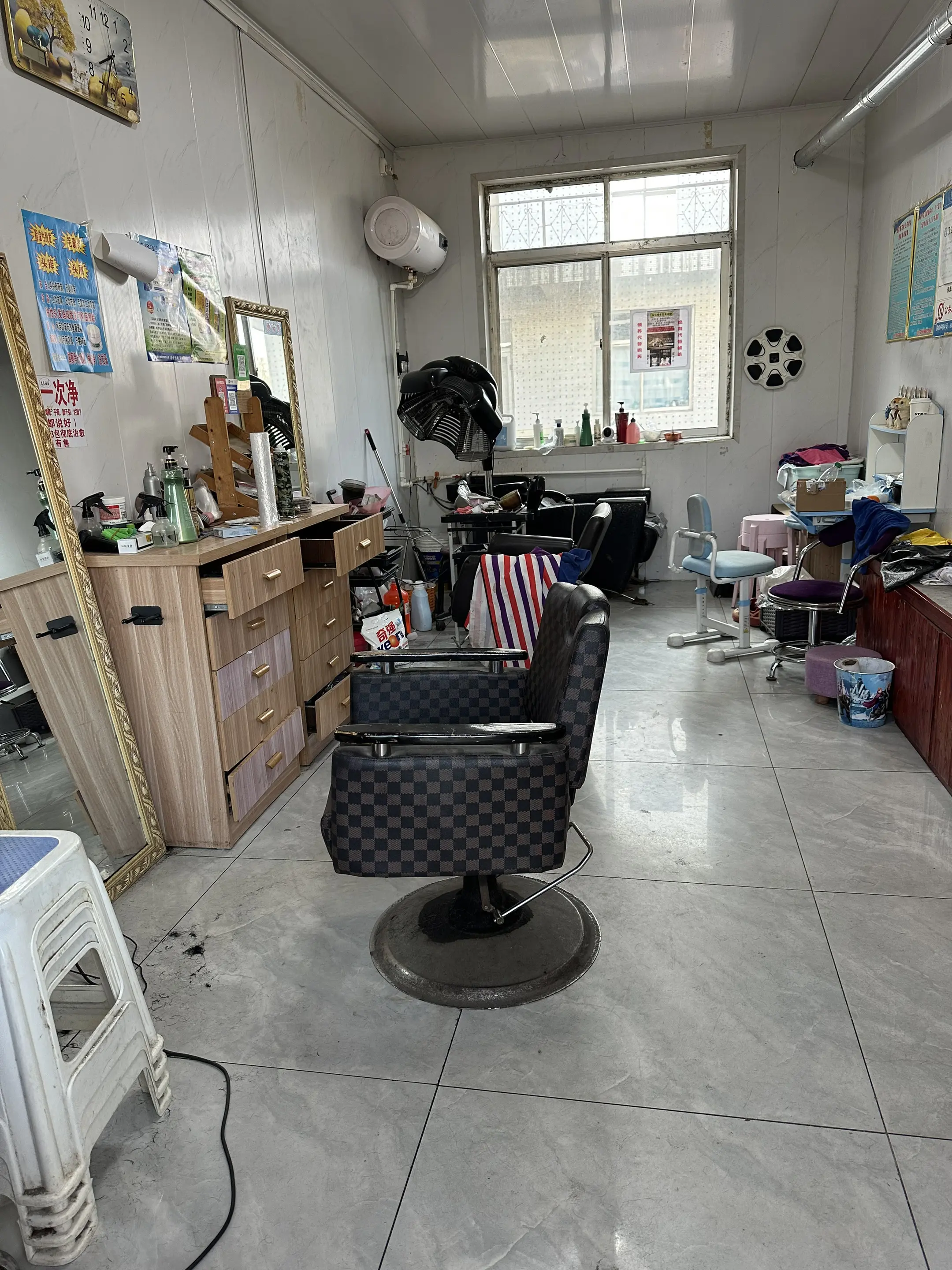 因为救助理发店可能要倒闭了，好多好多顾客嫌弃太脏了，说有病毒啥的，他们...