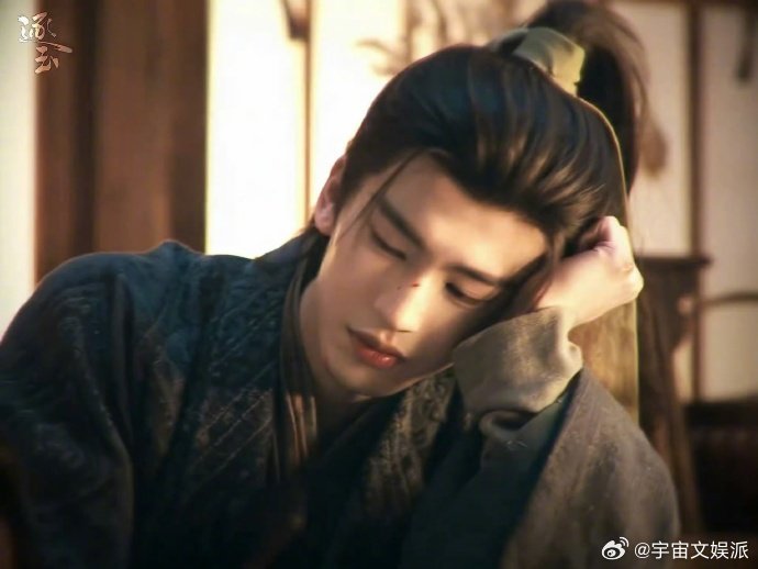 张凌赫谢征这张脸 张凌赫在剧里演谢征，表面是柔弱书生，实则是战神，战损妆直接封神