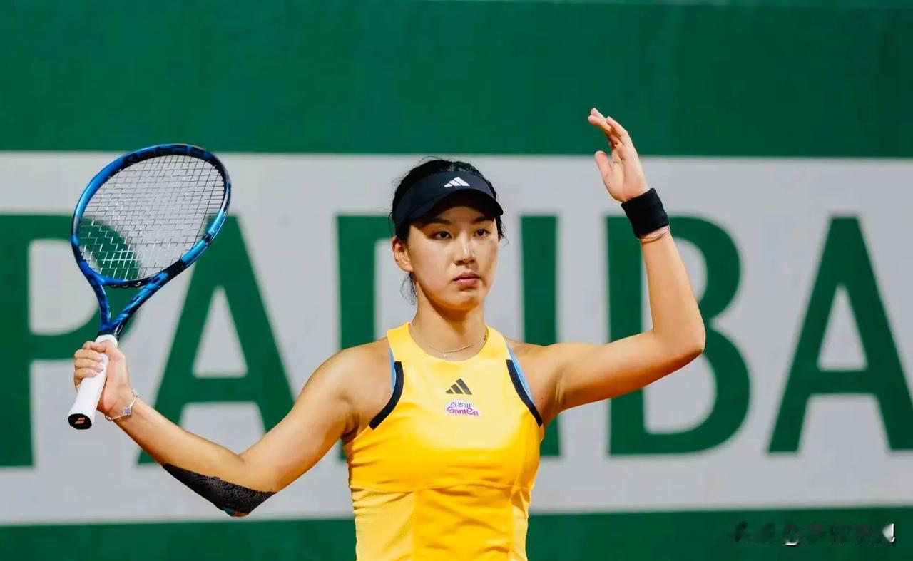 巴黎罗兰加洛斯网球场的雨终于停了，王欣瑜在断断续续的比赛中与🇧🇬托莫娃战到7